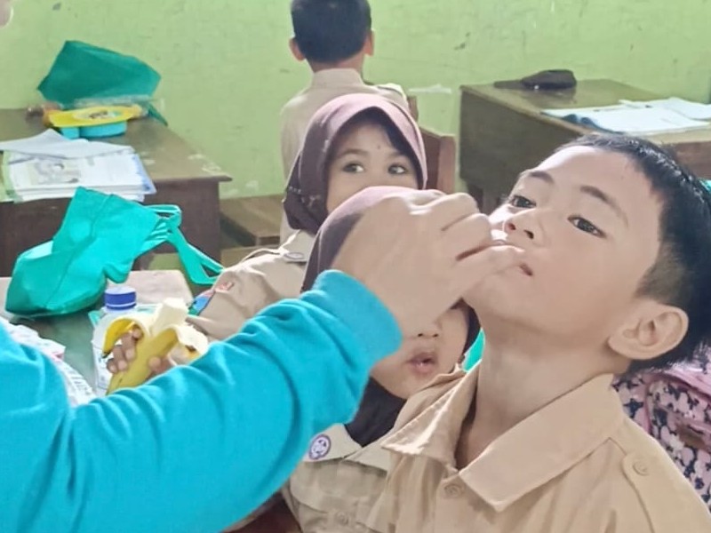 PEMBERIAN OBAT CACING DI SD NEGERI 2 LANDANGAN