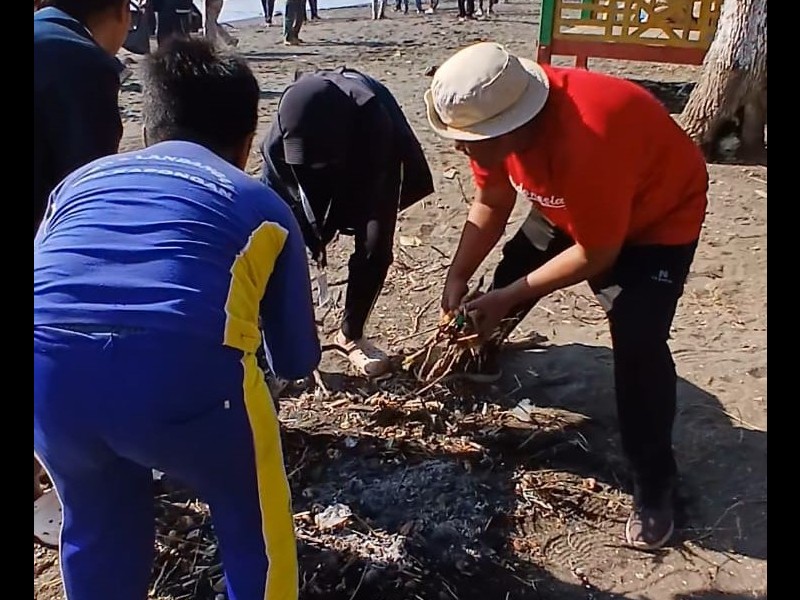 Wujud Kepedulian terhadap Lingkungan, SD Negeri 2 Landangan Ikuti Kerja Bakti Bersih Pantai Tanjung Batu